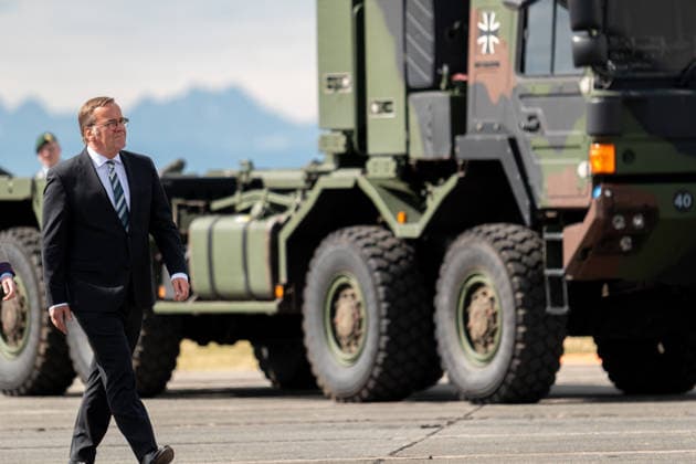 Neubiberg (Munich), Bavaria, Germany June 6, 2026: Bundeswehr Day 2026 in Neubiberg (Munich). Federal Minister of Defense Boris Pistorius (SPD) walks through the ranks of soldiers in uniform during the promotion ceremony *** Tag der Bundeswehr 2026 in Neubiberg (München). Bundesminister der Verteidigung Boris Pistorius (SPD) läuft durch die Reihen von Soldaten in Uniform beim Beförderungsappel