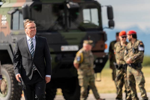 Neubiberg (Munich), Bavaria, Germany June 6, 2026: Bundeswehr Day 2026 in Neubiberg (Munich). Federal Minister of Defense Boris Pistorius (SPD) walks through the ranks of soldiers in uniform during the promotion ceremony *** Tag der Bundeswehr 2026 in Neubiberg (München). Bundesminister der Verteidigung Boris Pistorius (SPD) läuft durch die Reihen von Soldaten in Uniform beim Beförderungsappel