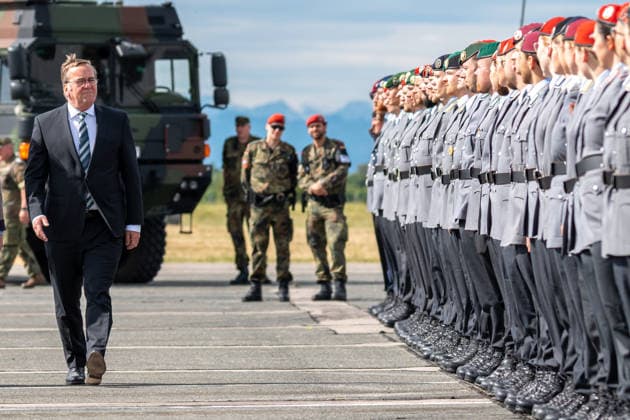 Neubiberg (Munich), Bavaria, Germany June 6, 2026: Bundeswehr Day 2026 in Neubiberg (Munich). Federal Minister of Defense Boris Pistorius (SPD) walks through the ranks of soldiers in uniform during the promotion ceremony *** Tag der Bundeswehr 2026 in Neubiberg (München). Bundesminister der Verteidigung Boris Pistorius (SPD) läuft durch die Reihen von Soldaten in Uniform beim Beförderungsappel