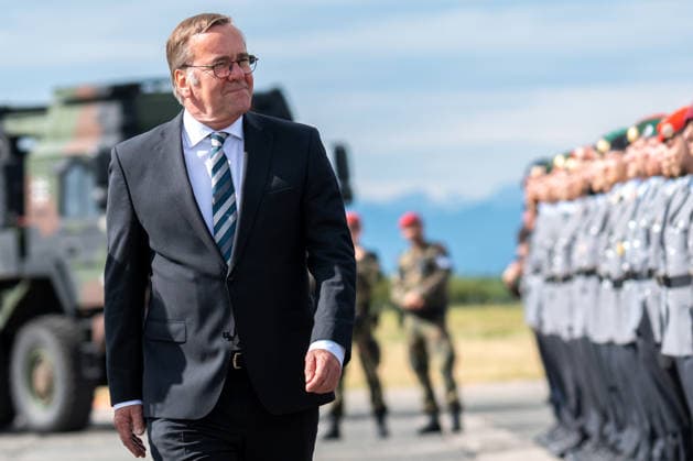 Neubiberg (Munich), Bavaria, Germany June 6, 2026: Bundeswehr Day 2026 in Neubiberg (Munich). Federal Minister of Defense Boris Pistorius (SPD) walks through the ranks of soldiers in uniform during the promotion ceremony *** Tag der Bundeswehr 2026 in Neubiberg (München). Bundesminister der Verteidigung Boris Pistorius (SPD) läuft durch die Reihen von Soldaten in Uniform beim Beförderungsappel
