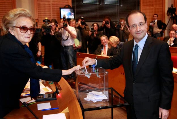 Bernadette Chirac, Wife Of Former French President Jacques Chirac, Dies At 93 Bernadette Chirac, wife of former French President Jacques Chirac, has died at the age of 93. A steadfast supporter throughout her husband’s political career, Bernadette Chodron de Courcel became an influential figure in French public life. She served as a member of the Corrèze General Council and was deeply involved in charitable work. She passed away on Friday at the age of 93. FILE - Francois Hollande est reelu president du conseil General de Correze apres un discours de la conseillere Generale UMP Bernadette Chirac au conseil General de Tulle en France le 31 Mars 2011. Photo by Patrick Bernard ABACAPRESS.COM Tulle United States  Copyright: xBernardxPatrick ABACAx