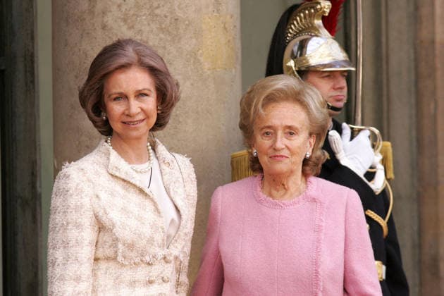 Bernadette Chirac, Wife Of Former French President Jacques Chirac, Dies At 93 Bernadette Chirac, wife of former French President Jacques Chirac, has died at the age of 93. A steadfast supporter throughout her husband’s political career, Bernadette Chodron de Courcel became an influential figure in French public life. She served as a member of the Corrèze General Council and was deeply involved in charitable work. She passed away on Friday at the age of 93. FILE - Bernadette Chirac and Queen Sofia attend a reception for King Juan Carlos at the Élysée Palace. Paris, France, March 27, 2006. Photo by ABACAPRESS.COM France  Copyright: xANDBZ ABACAx