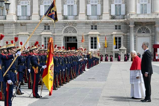 SPAIN - POPE LEO XIV AT THE ROYAL PALACE IN MADRID - 2026 6 6 Spain, Vatican, 2026 6 6 Spain s Felipe VI welcome Pope Leo XIV (C) at the Royal Palace in Madrid EDITORIAL USE ONLY - NO BOOKS Copyright: xVATICANxMEDIA CPPx