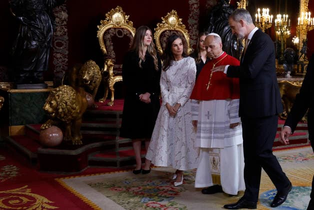 Spain s King Felipe VI (R), Queen Letizia (2L), Crown Princess Leonor (3L) and Infanta Sofia (L) next to Pope Leo XIV (2R) during the welcoming event held at the Royal Palace in Madrid, Spain, 06 June 2026. Pope Leo XIV is undertaking an official six-day visit to Spain from 06 to 12 June 2026 covering Madrid, Barcelona, and the Canary Islands. Pope Leo XIV visits Spain !ACHTUNG: NUR REDAKTIONELLE NUTZUNG!  Copyright: xJJxGUILLENx GRAF2103 20260606-55020517723_1