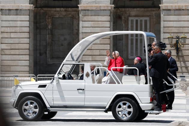 Pope Leo XIV waves to faithful as he tours the city center on his popemobile, in Madrid, Spain, 06 June 2026. Pope Leo XIV is undertaking an official six-day visit to Spain from 06 to 12 June 2026 covering Madrid, Barcelona, and the Canary Islands. pope Leo XIV visits Spain !ACHTUNG: NUR REDAKTIONELLE NUTZUNG!  Copyright: xJJxGUILLENx GRAF2168 20260606-55020517925_1