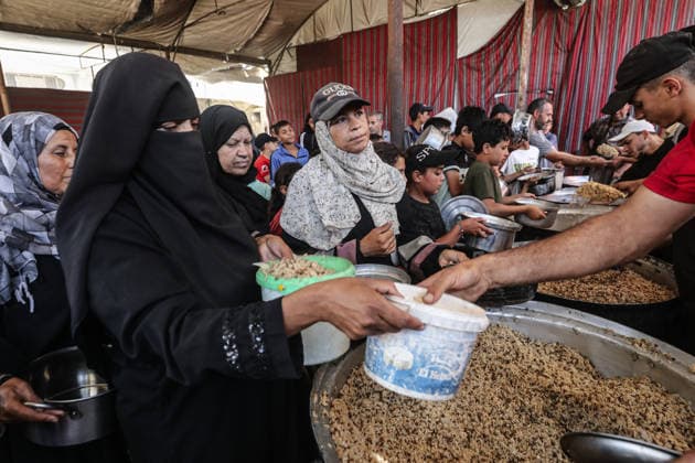 Displaced Palestinians Gather for Free Food in Nuseirat Camp Displaced Palestinians gather to receive free meals distributed by a charitable organization in the Nuseirat refugee camp in the central Gaza Strip, on June 6, 2026. Many international aid organizations have reduced their relief operations in Gaza, while the World Central Kitchen has closed some of its distribution points, further limiting access to humanitarian assistance for displaced residents. Photo by Moiz Salhi apaimages Nusairat Gaza Strip Palestinian Territory 060626_Nusairat_MS_00(12) Copyright: xapaimagesxMoizxSalhix xapaimagesx