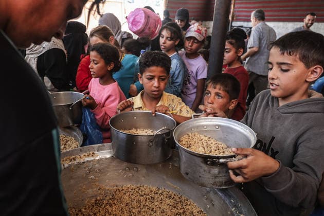 Displaced Palestinians Gather for Free Food in Nuseirat Camp Displaced Palestinians gather to receive free meals distributed by a charitable organization in the Nuseirat refugee camp in the central Gaza Strip, on June 6, 2026. Many international aid organizations have reduced their relief operations in Gaza, while the World Central Kitchen has closed some of its distribution points, further limiting access to humanitarian assistance for displaced residents. Photo by Moiz Salhi apaimages Nusairat Gaza Strip Palestinian Territory 060626_Nusairat_MS_00(15) Copyright: xapaimagesxMoizxSalhix xapaimagesx