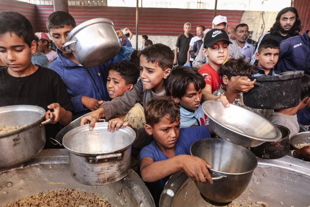 Displaced Palestinians Gather for Free Food in Nuseirat Camp Displaced Palestinians gather to receive free meals distributed by a charitable organization in the Nuseirat refugee camp in the central Gaza Strip, on June 6, 2026. Many international aid organizations have reduced their relief operations in Gaza, while the World Central Kitchen has closed some of its distribution points, further limiting access to humanitarian assistance for displaced residents. Photo by Moiz Salhi apaimages Nusairat Gaza Strip Palestinian Territory 060626_Nusairat_MS_00(2) Copyright: xapaimagesxMoizxSalhix xapaimagesx