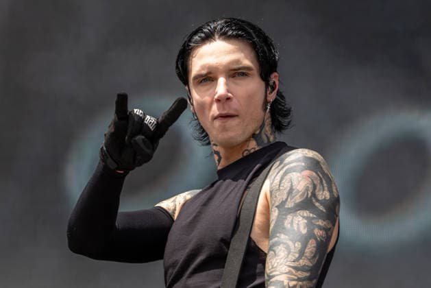 Musikfestival Rock im Park 2026 - BLACK VEIL BRIDES, Nürnberg, 06.06.2026 Andy Biersack, Saenger der US-amerikanischen Rock-Band Black Veil Brides, bei einem Freiluftauftritt. Er traegt schwarze Handschuhe und ein aermeloses Shirt. Nürnberg Bayern Deutschland *** Music festival Rock im Park 2026 BLACK VEIL BRIDES, Nuremberg, 06 06 2026 Andy Biersack, singer of the US American rock band Black Veil Brides, at an outdoor performance He wears black gloves and a sleeveless shirt Nuremberg Bavaria Germany 20260606-1V9A9975-M4000