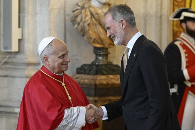 Pope Leo XIV Visit Spain - The Royal Palace Pope Leo XIV is received by king Felipe VI at the Royal Palace during his Apostolic Journey to Spain on June 06, 2026 in Madrid, Spain. This fourth papal international trip will see Leo XIV travel 2,500 kilometers, stopping in Madrid, Barcelona, and the Canary Islands. Photo by (EV) Simone Risoluti Vatican Media ABACAPRESS.COM Madrid Spain  Copyright: xABACAx
