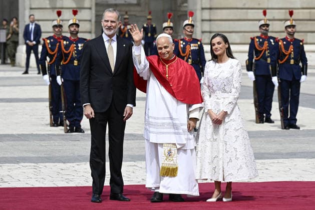 Pope Leo XIV Visit Spain - The Royal Palace Pope Leo XIV is received by king Felipe VI and queen Letizia at the Royal Palace during his Apostolic Journey to Spain on June 06, 2026 in Madrid, Spain. This fourth papal international trip will see Leo XIV travel 2,500 kilometers, stopping in Madrid, Barcelona, and the Canary Islands. Photo by (EV) Elisabetta Trevisan Vatican Media ABACAPRESS.COM Madrid Spain  Copyright: xABACAx
