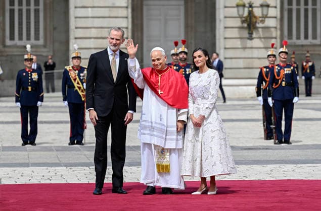 The Royal House receives Pope Leo XIV at the Royal Palace in Madrid King Felipe VI and Queen Letizia attend the ceremony welcoming Pope Leo XIV at the Royal Palace, June 6, 2026, in Madrid Spain The reception brings together the highest authorities of the State and the Catholic Church in Spain and marks the official start of the pontiffs agenda in the country attend the ceremony welcoming Pope Leo XIV at the Royal Palace, June 6, 2026, in Madrid Spain The reception brings together the highest authorities of the State and the Catholic Church in Spain and marks the official start of the pontiffs agenda in the country 06 JUNE 2026 PAPAL VISIT Madrid Madrid Spain  Copyright: xAlbertoxOrtegax 7576354