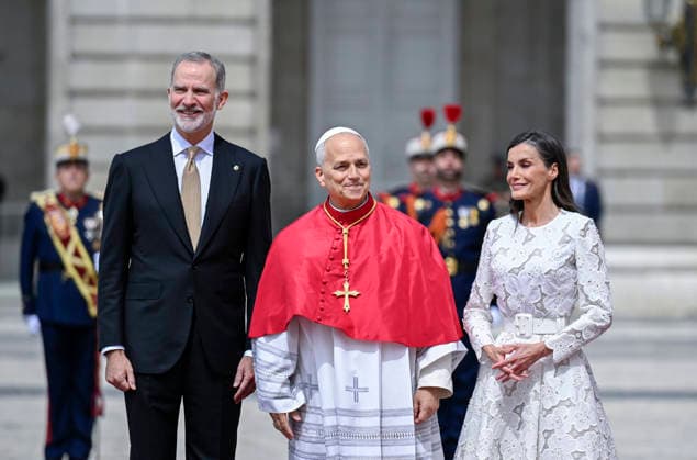 The Royal House receives Pope Leo XIV at the Royal Palace in Madrid King Felipe VI and Queen Letizia attend the ceremony welcoming Pope Leo XIV at the Royal Palace, June 6, 2026, in Madrid Spain The reception brings together the highest authorities of the State and the Catholic Church in Spain and marks the official start of the pontiffs agenda in the country attend the ceremony welcoming Pope Leo XIV at the Royal Palace, June 6, 2026, in Madrid Spain The reception brings together the highest authorities of the State and the Catholic Church in Spain and marks the official start of the pontiffs agenda in the country 06 JUNE 2026 PAPAL VISIT Madrid Madrid Spain  Copyright: xAlbertoxOrtegax 7576356