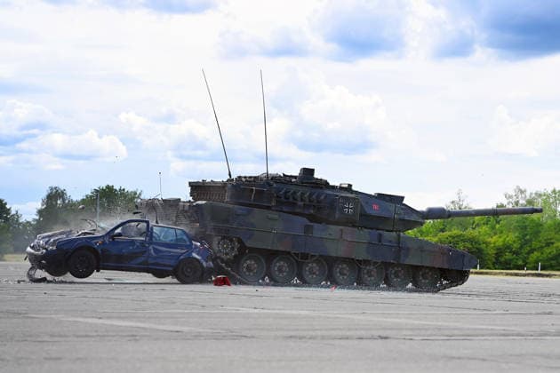 Live Demonstration Dynamic Display Kampfpanzer KNDS Leopard 2A7V inklusiv Ueberrollen eines Fahrzeugs. Tag der Bundeswehr 2026 am 06.06.2023 an der Universitaet der Bundeswehr in Neubiberg. *** Live demonstration Dynamic Display main battle tank KNDS Leopard 2A7V including rollover of a vehicle Day of the Bundeswehr 2026 on 06 06 2023 at the University of the Bundeswehr in Neubiberg