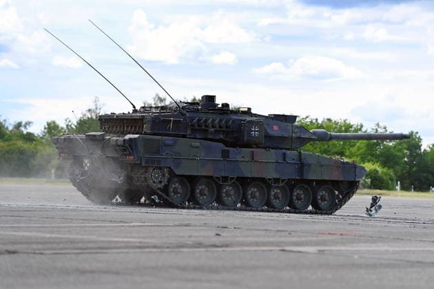 Live Demonstration Dynamic Display Kampfpanzer KNDS Leopard 2A7V inklusiv Ueberrollen eines Fahrzeugs. Tag der Bundeswehr 2026 am 06.06.2023 an der Universitaet der Bundeswehr in Neubiberg. *** Live demonstration Dynamic Display main battle tank KNDS Leopard 2A7V including rollover of a vehicle Day of the Bundeswehr 2026 on 06 06 2023 at the University of the Bundeswehr in Neubiberg
