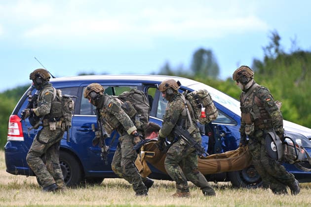 Live Demonstration Dynamic DISPLAY H145 CH53. Spezialeinsatzkraefte,Eliteeinheit im Einsatz. Bergung einer verletzten Person. Elitesoldaten.Soldaten. Tag der Bundeswehr 2026 am 06.06.2023 an der Universitaet der Bundeswehr in Neubiberg. *** Live demonstration Dynamic DISPLAY H145 CH53 Special forces, elite unit in action Rescue of an injured person Elite soldiers Soldiers Day of the Bundeswehr 2026 on 06 06 2023 at the University of the Bundeswehr in Neubiberg