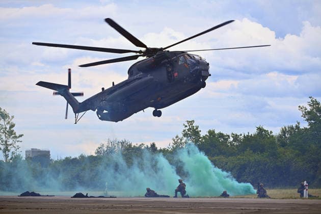 Live Demonstration Dynamic DISPLAY H145 CH53. Spezialeinsatzkraefte,Eliteeinheit im Einsatz. Bergung einer verletzten Person. Der Sikorsky CH-53 Sea Stallion ist ein mittelschwerer Transporthubschrauber, der zur Befoerderung von Personen oder Material dient und von der Sikorsky Aircraft Corporation hergestellt wird. Tag der Bundeswehr 2026 am 06.06.2023 an der Universitaet der Bundeswehr in Neubiberg. *** Live demonstration Dynamic DISPLAY H145 CH53 Special operations forces, elite unit in action Rescue of an injured person The Sikorsky CH 53 Sea Stallion is a medium-weight transport helicopter used to transport people or material and is manufactured by the Sikorsky Aircraft Corporation Bundeswehr Day 2026 on 06 06 2023 at the Universit