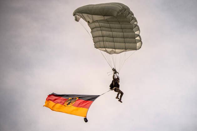 Fallschirmspringer mit Deutschlandflagge, Tag der Bundeswehr, Neubiberg bei München, 6. Juni 2026 Deutschland, Neubiberg bei München, 6. Juni 2026, Tag der Bundeswehr auf dem Campus der Universität der Bundeswehr, Fallschirmspringer mit Deutschlandflagge, Bayern *** Parachutist with German flag, Day of the German Armed Forces, Neubiberg near Munich, June 6, 2026 Germany, Neubiberg near Munich, June 6, 2026, Day of the German Armed Forces on the campus of the University of the German Armed Forces, Parachutist with German flag, Bavaria
