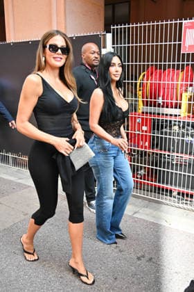 IPA85394960 - Monte Carlo, Formula 1 Monaco Grand Prix - Celebrities watch practice on Saturday Pictured: Kim Kardashian and KhloÃ Kardashian  Copyright: xManuelexMangiarottix xManuelexMangiarottix 85394960