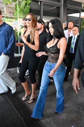 IPA85394967 - Monte Carlo, Formula 1 Monaco Grand Prix - Celebrities watch practice on Saturday Pictured: Kim Kardashian and KhloÃ Kardashian  Copyright: xManuelexMangiarottix xManuelexMangiarottix 85394967