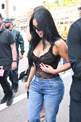 IPA85395028 - Monte Carlo, Formula 1 Monaco Grand Prix - Celebrities watch practice on Saturday Pictured: Kim Kardashian and KhloÃ Kardashian  Copyright: xManuelexMangiarottix xManuelexMangiarottix 85395028