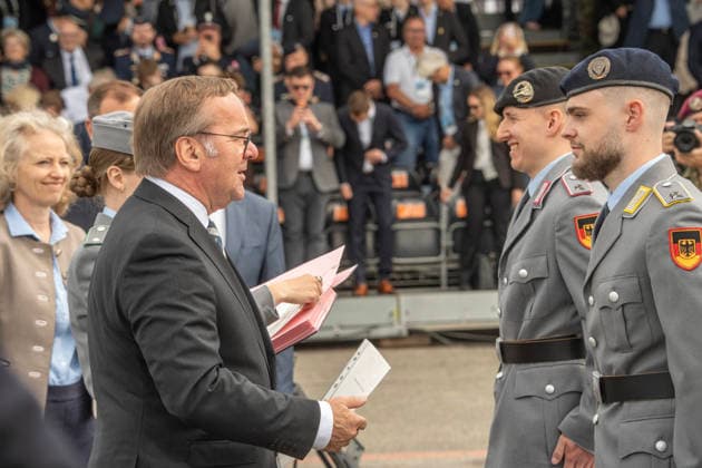 Bundesverteidigungsminister Boris Pistorius, SPD, beim Beförderungsappell für Offiziersanwärter, Tag der Bundeswehr auf dem Campus der Universität der Bundeswehr, Neubiberg bei München, 6. Juni 2026 Deutschland, Neubiberg bei München, 6. Juni 2026, Bundesverteidigungsminister Boris Pistorius, SPD, beim Beförderungsappell für Offiziersanwärter, überreicht Soldaten die Beförderungsurkunde, im Hintergrund links die Präsidentin der Universität Prof. Eva-Maria Kern, Tag der Bundeswehr auf dem Campus der Universität der Bundeswehr, Bayern, *** Federal Minister of Defense Boris Pistorius, SPD, at the promotion appeal for officer candidates, Day of the Bundeswehr on the campus of the University of the Bundeswehr, Neubiberg near Munic