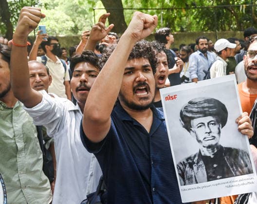 RECORD DATE NOT STATED A man holds a poster of Mahatma Jyotirao Phule (or Jyotiba Phule) during a protest by the Cockroach Janta Party (CJP) New Delhi, Jun 06 (ANI): A man holds a poster of Mahatma Jyotirao Phule (or Jyotiba Phule) during a protest by the Cockroach Janta Party (CJP) at the Jantar Mantar, in New Delhi on Saturday. NEW DELHI Delhi India Copyright: xANIx ANI_20260606221