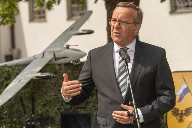 Bundesverteidigungsminister Boris Pistorius, lässt sich eine Dohne vom Typ Falke erklären, bei der Besichtigung der Stationen, Tag der Bundeswehr, Neubiberg bei München, 6. Juni 2026 Deutschland, Neubiberg bei München, 6. Juni 2026, Bundesverteidigungsminister Boris Pistorius, lässt sich eine Dohne vom Typ Falke erklären, bei der Besichtigung der Stationen, Tag der Bundeswehr auf dem Campus der Universität der Bundeswehr, Bayern, *** Federal Minister of Defense Boris Pistorius, has a falcon-type drone explained to him during a tour of the stations, Tag der Bundeswehr, Neubiberg near Munich, June 6, 2026 Germany, Neubiberg near Munich, June 6, 2026, Federal Minister of Defense Boris Pistorius, has a falcon-type drone explained to him