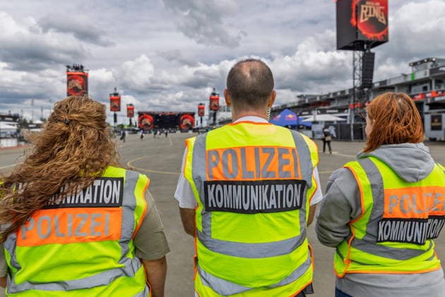 Rock am Ring 2026 - - 06.06.26 Einlasszeit. Das Gelände füllt sich. Das Kommunikationsteam der Polizei füllt sich - Zweiter Festivaltag am Samstag, 06.06.2026, bei Rock am Ring 2026 am Nürburgring in der Eifel. Das dreitägige Musikfestival findet vom 5. bis 7. Juni 2026 statt und gehört zu den größten Open-Air-Festivals Deutschlands. Nürburg Nürburgring Rheinland-Pfalz Deutschland *** Rock am Ring 2026 06 06 26 Admission time The grounds are filling up The police communication team is filling up Second festival day on Saturday, 06 06 2026, at Rock am Ring 2026 at the Nürburgring in the Eifel The three-day music festival takes place from June 5 to 7, 2026 and is one of the largest open air festivals in Germany Nürburg Nürburgring Copyright: xMarcxJohnx