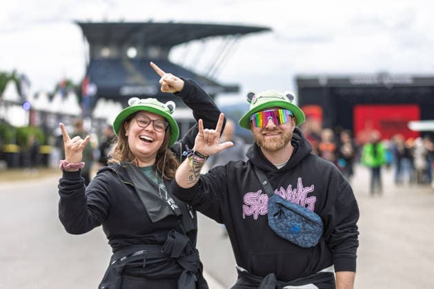 Rock am Ring 2026 - - 06.06.26 Einlasszeit. Das Gelände füllt sich. Gut gelaunte Besucher am Eingensbereich - Zweiter Festivaltag am Samstag, 06.06.2026, bei Rock am Ring 2026 am Nürburgring in der Eifel. Das dreitägige Musikfestival findet vom 5. bis 7. Juni 2026 statt und gehört zu den größten Open-Air-Festivals Deutschlands. Nürburg Nürburgring Rheinland-Pfalz Deutschland *** Rock am Ring 2026 06 06 26 Admission time The grounds are filling up Good-humored visitors at the entrance area Second festival day on Saturday, 06 06 2026, at Rock am Ring 2026 at the Nürburgring in the Eifel The three-day music festival takes place from 5 to 7 June 2026 and is one of the largest open-air festivals in Germany Nürburg Nürburgring Rhineland Copyright: xMarcxJohnx
