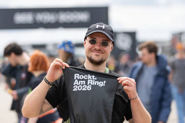 Rock am Ring 2026 - - 06.06.26 Einlasszeit. Das Gelände füllt sich. Gut gelaunte Besucher am Eingensbereich - Zweiter Festivaltag am Samstag, 06.06.2026, bei Rock am Ring 2026 am Nürburgring in der Eifel. Das dreitägige Musikfestival findet vom 5. bis 7. Juni 2026 statt und gehört zu den größten Open-Air-Festivals Deutschlands. Nürburg Nürburgring Rheinland-Pfalz Deutschland *** Rock am Ring 2026 06 06 26 Admission time The grounds are filling up Good-humored visitors at the entrance area Second festival day on Saturday, 06 06 2026, at Rock am Ring 2026 at the Nürburgring in the Eifel The three-day music festival takes place from 5 to 7 June 2026 and is one of the largest open-air festivals in Germany Nürburg Nürburgring Rhineland Copyright: xMarcxJohnx