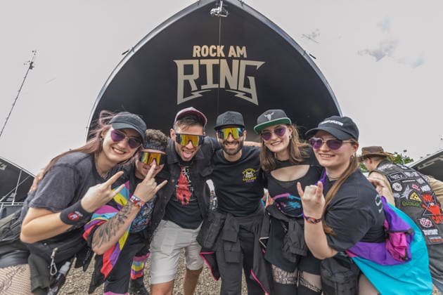 Rock am Ring 2026 - - 06.06.26 Einlasszeit. Das Gelände füllt sich. Gut gelaunte Besucher am Eingensbereich - Zweiter Festivaltag am Samstag, 06.06.2026, bei Rock am Ring 2026 am Nürburgring in der Eifel. Das dreitägige Musikfestival findet vom 5. bis 7. Juni 2026 statt und gehört zu den größten Open-Air-Festivals Deutschlands. Nürburg Nürburgring Rheinland-Pfalz Deutschland *** Rock am Ring 2026 06 06 26 Admission time The grounds are filling up Good-humored visitors at the entrance area Second festival day on Saturday, 06 06 2026, at Rock am Ring 2026 at the Nürburgring in the Eifel The three-day music festival takes place from 5 to 7 June 2026 and is one of the largest open-air festivals in Germany Nürburg Nürburgring Rhineland Copyright: xMarcxJohnx