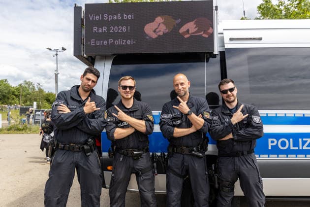 Rock am Ring 2026 - - 06.06.26 Die Polzei ist vor Ort und wünscht den Besuchern viel Spaß - Zweiter Festivaltag am Samstag, 06.06.2026, bei Rock am Ring 2026 am Nürburgring in der Eifel. Das dreitägige Musikfestival findet vom 5. bis 7. Juni 2026 statt und gehört zu den größten Open-Air-Festivals Deutschlands. Nürburg Nürburgring Rheinland-Pfalz Deutschland *** Rock am Ring 2026 06 06 26 The police are on site and wish visitors a lot of fun Second festival day on Saturday, 06 06 2026, at Rock am Ring 2026 at the Nürburgring in the Eifel The three-day music festival takes place from June 5 to 7, 2026 and is one of the largest open air festivals in Germany Nürburg Nürburgring Rhineland-Palatinate Germany Copyright: xMarcxJohnx