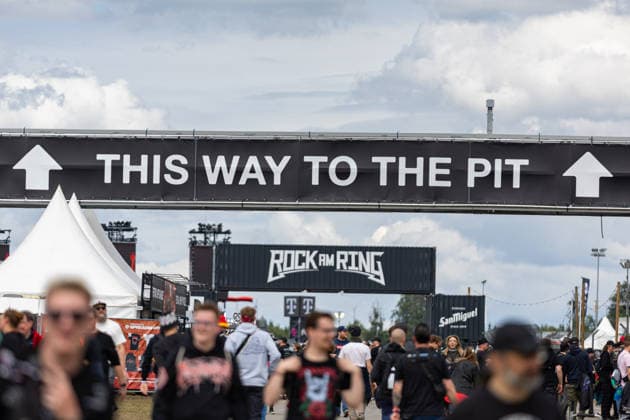 Rock am Ring 2026 - - 06.06.26 Einlasszeit. Das Gelände füllt sich. Gut gelaunte Besucher am Eingensbereich - Zweiter Festivaltag am Samstag, 06.06.2026, bei Rock am Ring 2026 am Nürburgring in der Eifel. Das dreitägige Musikfestival findet vom 5. bis 7. Juni 2026 statt und gehört zu den größten Open-Air-Festivals Deutschlands. Nürburg Nürburgring Rheinland-Pfalz Deutschland *** Rock am Ring 2026 06 06 26 Admission time The grounds are filling up Good-humored visitors at the entrance area Second festival day on Saturday, 06 06 2026, at Rock am Ring 2026 at the Nürburgring in the Eifel The three-day music festival takes place from 5 to 7 June 2026 and is one of the largest open-air festivals in Germany Nürburg Nürburgring Rhineland Copyright: xMarcxJohnx