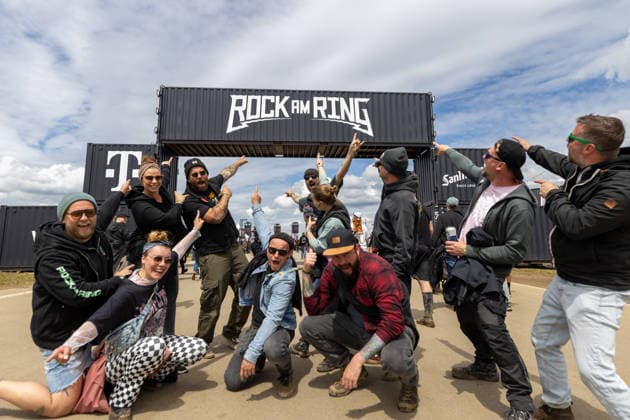 Rock am Ring 2026 - - 06.06.26 Einlasszeit. Das Gelände füllt sich. Gut gelaunte Besucher am Eingensbereich - Zweiter Festivaltag am Samstag, 06.06.2026, bei Rock am Ring 2026 am Nürburgring in der Eifel. Das dreitägige Musikfestival findet vom 5. bis 7. Juni 2026 statt und gehört zu den größten Open-Air-Festivals Deutschlands. Nürburg Nürburgring Rheinland-Pfalz Deutschland *** Rock am Ring 2026 06 06 26 Admission time The grounds are filling up Good-humored visitors at the entrance area Second festival day on Saturday, 06 06 2026, at Rock am Ring 2026 at the Nürburgring in the Eifel The three-day music festival takes place from 5 to 7 June 2026 and is one of the largest open-air festivals in Germany Nürburg Nürburgring Rhineland Copyright: xMarcxJohnx