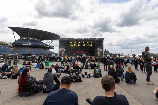 Rock am Ring 2026 - - 06.06.26 Einlasszeit. Das Gelände füllt sich und geniessen Max Grimm vor der Orbit Stage - Zweiter Festivaltag am Samstag, 06.06.2026, bei Rock am Ring 2026 am Nürburgring in der Eifel. Das dreitägige Musikfestival findet vom 5. bis 7. Juni 2026 statt und gehört zu den größten Open-Air-Festivals Deutschlands. Nürburg Nürburgring Rheinland-Pfalz Deutschland *** Rock am Ring 2026 06 06 26 Admission time The grounds are filling up and enjoy Max Grimm in front of the Orbit Stage Second festival day on Saturday, 06 06 2026, at Rock am Ring 2026 at the Nürburgring in the Eifel The three-day music festival takes place from June 5 to 7, 2026 and is one of the largest open air festivals in Germany Nürburg Nürburgring Copyright: xMarcxJohnx