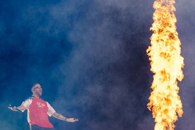 Musikfestival Rock im Park 2026 - FINCH, Nürnberg, 06.06.2026 Rapper Finch performt mit ausgebreiteten Armen und Mikrofon auf der Bühne, neben ihm schiesst eine meterhohe Flammensaeule in den Himmel. Der Kuenstler traegt ein Trikot von 1. FC Union Berlin. Nürnberg Bayern Deutschland *** Music festival Rock im Park 2026 FINCH, Nuremberg, 06 06 2026 Rapper Finch performs on stage with outstretched arms and microphone, next to him a meter-high column of flames shoots into the sky The artist wears a jersey of 1 FC Union Berlin Nuremberg Bavaria Germany 20260606-1V9A0204-M4000