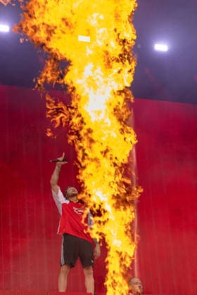 Musikfestival Rock im Park 2026 - FINCH, Nürnberg, 06.06.2026 Rapper Finch performt vor einer mächtigen Flammensäule auf der Bühne. Der Künstler hält das Mikrofon in die Höhe, im Hintergrund lodern mehrere Meter hohe Feuerfontänen. Nürnberg Bayern Deutschland *** Music festival Rock im Park 2026 FINCH, Nuremberg, 06 06 2026 Rapper Finch performs in front of a mighty column of flames on stage The artist holds the microphone up high, fire fountains several meters high blaze in the background Nuremberg Bavaria Germany 20260606-286A8242-M4000