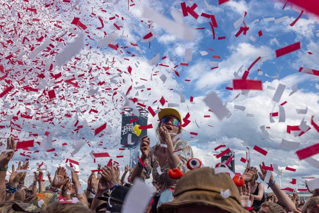Musikfestival Rock im Park 2026 - FINCH, Nürnberg, 06.06.2026 Konfettiregen über der Menge beim Auftritt von Finch. Fans strecken die Arme in die Luft, eine Person mit gelbem Cap ragt aus der Menschenmenge hervor. Nürnberg Bayern Deutschland *** Music festival Rock im Park 2026 FINCH, Nuremberg, 06 06 2026 Confetti rain over the crowd during Finchs performance Fans raise their arms in the air, a person with a yellow cap stands out from the crowd Nuremberg Bavaria Germany 20260606-286A8322-M4000