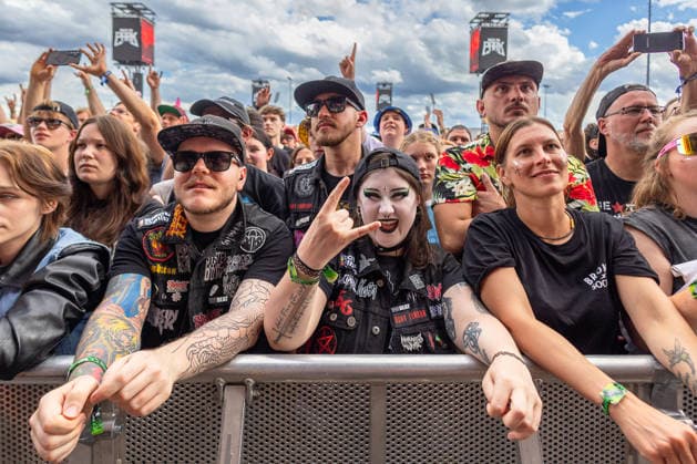 Musikfestival Rock im Park 2026 - FINCH, Nürnberg, 06.06.2026 Fans an der Absperrung beim Auftritt von Finch. Eine Besucherin mit schwarzem Bühnen-Make-up zeigt das Teufelshorn-Zeichen, im Hintergrund das Festival-Banner Rock im Park . Nürnberg Bayern Deutschland *** Music festival Rock im Park 2026 FINCH, Nuremberg, 06 06 2026 Fans at the barrier during the performance of Finch A visitor with black stage make-up shows the devils horn sign, in the background the festival banner Rock im Park Nuremberg Bavaria Germany 20260606-6V2A7124-M4000