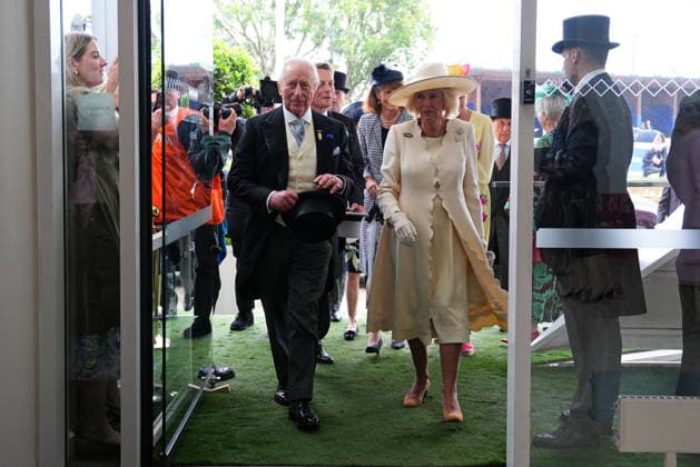 King Charles III And Queen Camilla Attend Derby Day At Epsom Downs Racecourse EPSOM, ENGLAND - JUNE 06: (L-R) King Charles III, Andy Hornby, Chairman Epsom Downs Racecourse and Queen Camilla arrive at the Epsom Derby 2026 at Epsom Downs Racecourse on June 06, 2026 in Epsom, England. The King revived a royal tradition of Queen Elizabeth II, by attending the Derby at Epsom Racecourse. Earlier today, the King s nephew Peter Phillips married Harriet Sperling in a ceremony in Kemble, Gloucestershire., Credit:Carl Court PA ROTA - B68 Avalon United Kingdom, England, Epsom, Epsom Downs Racecourse  Copyright: xCarlxCourtx xPAxROTAx-xB68x xAvalonx 1108333797