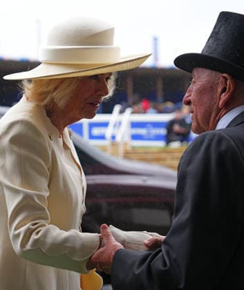 King Charles III And Queen Camilla Attend Derby Day At Epsom Downs Racecourse EPSOM, ENGLAND - JUNE 06: Queen Camilla shakes hands with Fred Done during the Epsom Derby 2026 at Epsom Downs Racecourse on June 06, 2026 in Epsom, England. The King revived a royal tradition of Queen Elizabeth II, by attending the Derby at Epsom Racecourse. Earlier today, the King s nephew Peter Phillips married Harriet Sperling in a ceremony in Kemble, Gloucestershire., Credit:Carl Court PA ROTA - B68 Avalon United Kingdom, England, Epsom, Epsom Downs Racecourse  Copyright: xCarlxCourtx xPAxROTAx-xB68x xAvalonx 1108333803