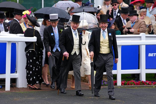 King Charles III And Queen Camilla Attend Derby Day At Epsom Downs Racecourse EPSOM, ENGLAND - JUNE 06: (L-R) Andy Hornby, Chairman Epsom Downs Racecourse, King Charles III and John Warren attend the Epsom Derby 2026 at Epsom Downs Racecourse on June 06, 2026 in Epsom, England. The King revived a royal tradition of Queen Elizabeth II, by attending the Derby at Epsom Racecourse. Earlier today, the King s nephew Peter Phillips married Harriet Sperling in a ceremony in Kemble, Gloucestershire., Credit:Carl Court PA ROTA - B68 Avalon United Kingdom, England, Epsom, Epsom Downs Racecourse  Copyright: xCarlxCourtx xPAxROTAx-xB68x xAvalonx 1108333878