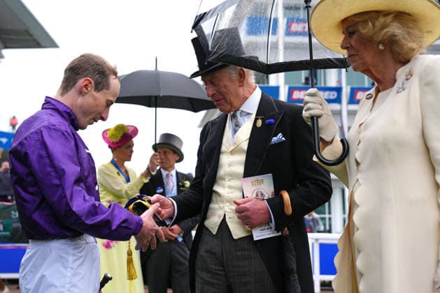King Charles III And Queen Camilla Attend Derby Day At Epsom Downs Racecourse EPSOM, ENGLAND - JUNE 06: (L-R) Jockey Rowan Scott is presented a cap by King Charles III and Queen Camilla during the Epsom Derby 2026 at Epsom Downs Racecourse on June 06, 2026 in Epsom, England. The King revived a royal tradition of Queen Elizabeth II, by attending the Derby at Epsom Racecourse. Earlier today, the King s nephew Peter Phillips married Harriet Sperling in a ceremony in Kemble, Gloucestershire., Credit:Carl Court PA ROTA - B68 Avalon United Kingdom, England, Epsom, Epsom Downs Racecourse  Copyright: xCarlxCourtx xPAxROTAx-xB68x xAvalonx 1108333936