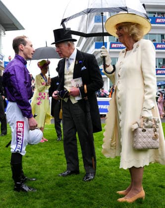 King Charles III And Queen Camilla Attend Derby Day At Epsom Downs Racecourse EPSOM, ENGLAND - JUNE 06: (L-R) Jockey Rowan Scott is presented a cap by King Charles III and Queen Camilla during the Epsom Derby 2026 at Epsom Downs Racecourse on June 06, 2026 in Epsom, England. The King revived a royal tradition of Queen Elizabeth II, by attending the Derby at Epsom Racecourse. Earlier today, the King s nephew Peter Phillips married Harriet Sperling in a ceremony in Kemble, Gloucestershire., Credit:Carl Court PA ROTA - B68 Avalon United Kingdom, England, Epsom, Epsom Downs Racecourse  Copyright: xCarlxCourtx xPAxROTAx-xB68x xAvalonx 1108333946