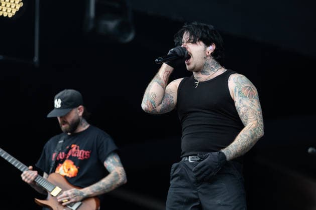 Daniel Winter-Bates (Gesang) und Ed Hartwell (Gitarre) (Im Hintergrund) während des Auftritts der britischen Metalcore-Band Bury Tomorrow im Rahmen des Festivals Rock am Ring 2026 am Nürburgring. Nürburg Rock am Ring Rheinland-Pfalz Germany *** Daniel Winter Bates vocals and Ed Hartwell guitar In the background during the performance of the British metalcore band Bury Tomorrow as part of the Rock am Ring 2026 festival at the Nürburgring Nürburg Rock am Ring Rheinland Pfalz Germany
