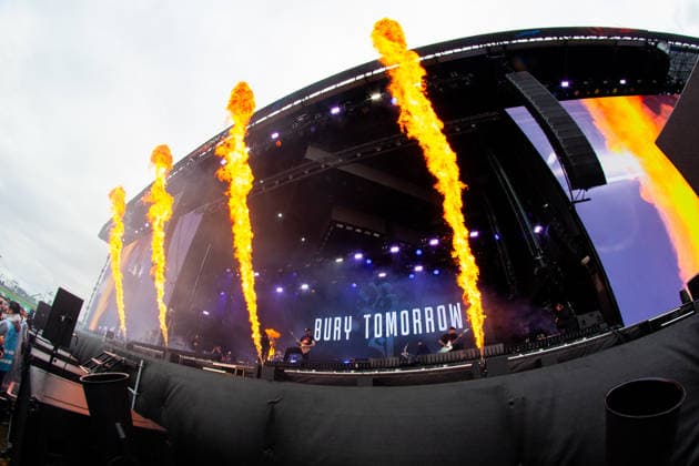 Flammenwerfer während des Auftritts der britischen Metalcore-Band Bury Tomorrow im Rahmen des Festivals Rock am Ring 2026 am Nürburgring. Nürburg Rock am Ring Rheinland-Pfalz Germany *** Flamethrower during the performance of the British metalcore band Bury Tomorrow as part of the Rock am Ring 2026 festival at the Nürburgring Nürburg Rock am Ring Rheinland Pfalz Germany