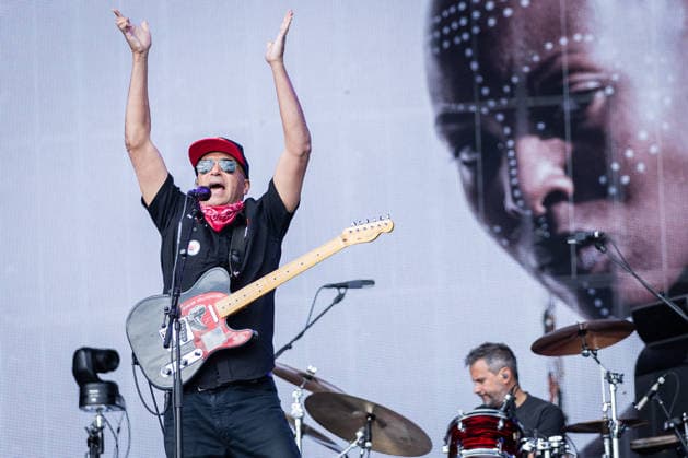 Rock am Ring 2026, Tag 2, 6.6.2026 Der ehemalige Rage Against The Machine-Gitarist Tom Morello mit seiner Band -- Mit dem Traditionsfestival Rock am Ring am Nürburgring in der Eifel startet in Deutschland die Festival-Saison. Rock am Ring findet in diesem Jahr vom 5. bis 7. Juni statt. Rund 80 Bands und Künstler stehen auf einer der drei großen Bühnen. Nürburg Nürburgring Rheinland-Pfalz Deutschland *** Rock am Ring 2026, Day 2, 6 6 2026 Former Rage Against The Machine guitarist Tom Morello with his band The traditional Rock am Ring festival at the Nürburgring in the Eifel region kicks off the festival season in Germany Rock am Ring will take place this year from June 5 to 7 Around 80 bands and artists will perform on one of the three Copyright: xSebastianxDerixx
