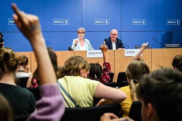 Tag der offenen Tür im Roten Rathaus Berlin ** NUR FÜR REDAKTIONELLE ZWECKE ** EDITORIAL USE ONLY **<p>Tag der offenen Tür im Roten Rathaus Berlin, Kai Wegner (CDU, hinten r), Regierender Bürgermeister von Berlin, und Christine Richter, Sprecherin des Berliner Senats, sprechen am Tag der offenen Tür im Roten Rathaus bei einer Pressekonferenz für Kinder. Bei der Pressekonferenz dürfen nur die Kinder Fragen stellen. Der Tag der offenen Tür im Roten Rathaus findet unter dem Motto Â«Unsere Stadt. Unsere Stimme. Unsere DemokratieÂ» statt. fotografiert am 06.06.2026 in Berlin. Berlin Berlin Berlin Copyright: MaurizioxGambarini *** Open Day at the Rotes Rathaus Berlin FOR EDITORIAL PURPOSES ONLY EDITORIAL USE ONLY p Open Day at the Rotes R Copyright: MaurizioxGambarini doc86681snxh6b2a0gea5g ,EDITORIAL USE ONLY
