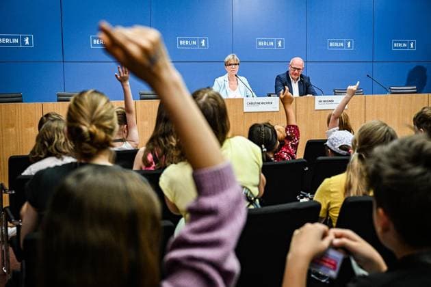 Tag der offenen Tür im Roten Rathaus Berlin ** NUR FÜR REDAKTIONELLE ZWECKE ** EDITORIAL USE ONLY **<p>Tag der offenen Tür im Roten Rathaus Berlin, Kai Wegner (CDU, hinten r), Regierender Bürgermeister von Berlin, und Christine Richter, Sprecherin des Berliner Senats, sprechen am Tag der offenen Tür im Roten Rathaus bei einer Pressekonferenz für Kinder. Bei der Pressekonferenz dürfen nur die Kinder Fragen stellen. Der Tag der offenen Tür im Roten Rathaus findet unter dem Motto Â«Unsere Stadt. Unsere Stimme. Unsere DemokratieÂ» statt. fotografiert am 06.06.2026 in Berlin. Berlin Berlin Berlin Copyright: MaurizioxGambarini *** Open Day at the Rotes Rathaus Berlin FOR EDITORIAL PURPOSES ONLY EDITORIAL USE ONLY p Open Day at the Rotes R Copyright: MaurizioxGambarini doc86681sztap33uumjvc7 ,EDITORIAL USE ONLY